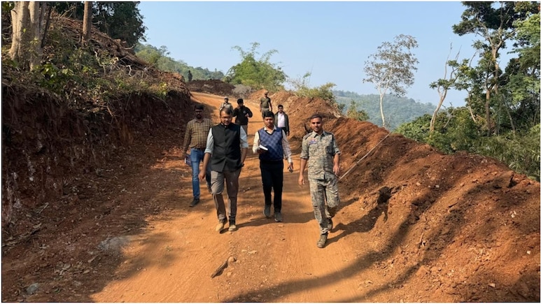 ये सिर्फ तस्वीर नहीं... नक्सलियों के खात्मे का सबूत, पहली बार गांव में पड़े कलेक्टर के कदम, फिर क्या हुआ? &nbsp;