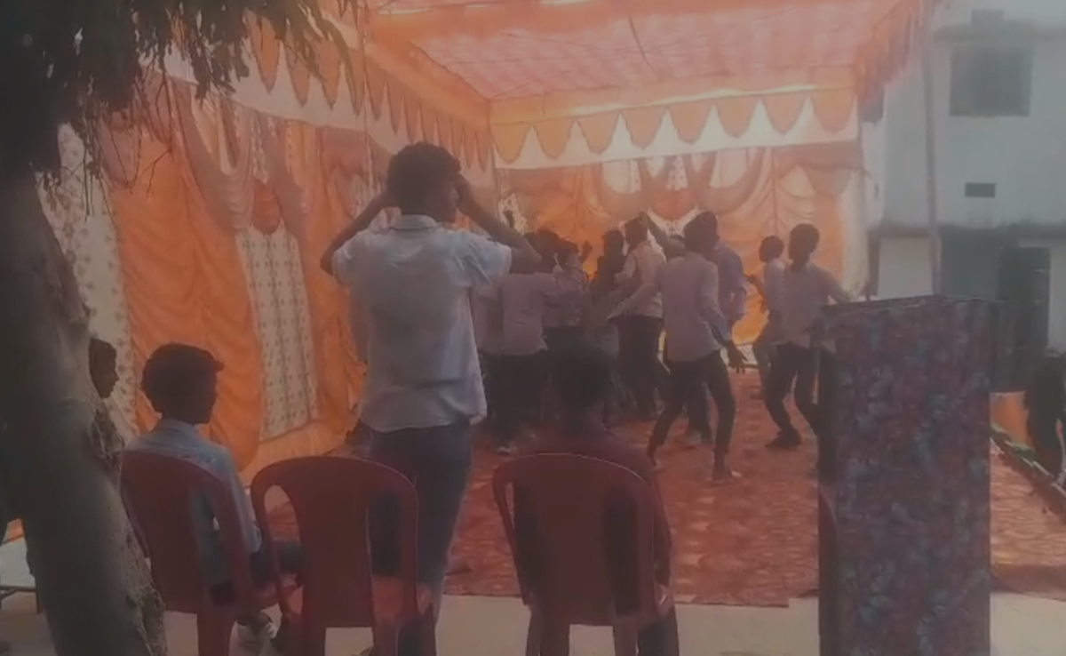 गणतंत्र दिवस पर भोजपुरी गाने में डांस; अब पीएम श्री स्कूल के प्राचार्य को मिला नोटिस, जानिए क्या है मामला?
