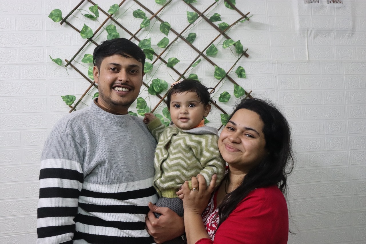 पति और बेटी के साथ परिधि सोनी. 