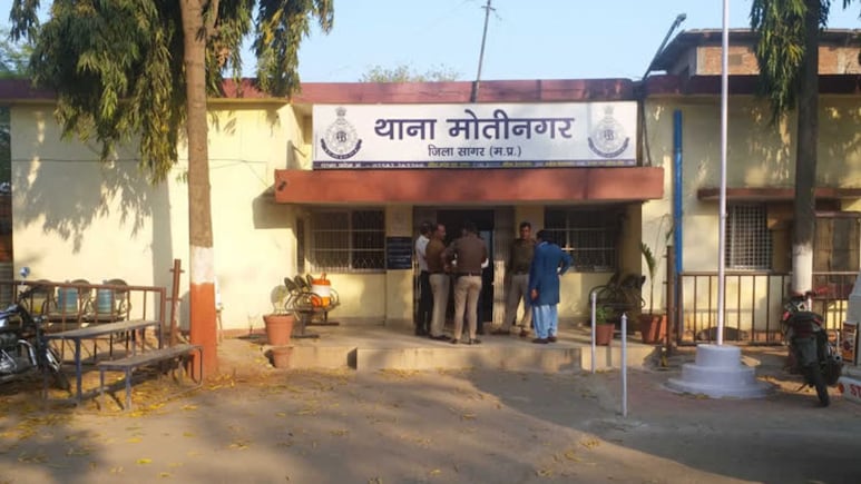 सागर दुष्कर्म केस: वायरल वीड&zwj;ियो में  ब&zwj;िना कपड़ों के भागते द&zwj;िखे मह&zwj;िला-युवक, आरोपी ने की खुदकुशी