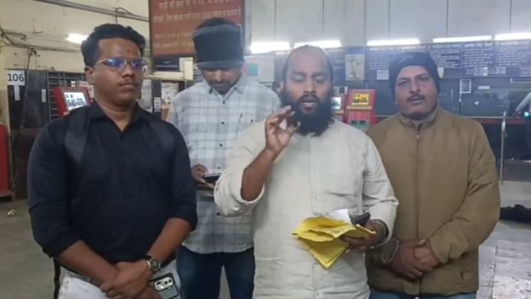 VIDEO: 'मराठी नही है तो क्या करे?' मराठी तरुणाला स्टेशन मास्तरने 3 तास डांबले, भाईंदर स्थानकात मुजोरी