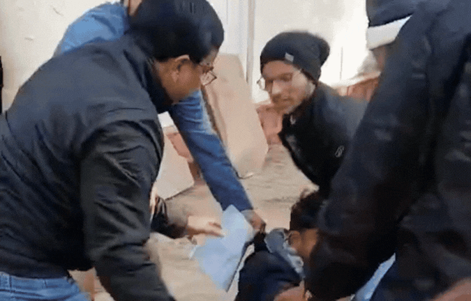 VIDEO: बीएड का पेपर देने आए छात्र को टीचर ने पीटा, फिर पीड़ित को ही मांगनी पड़ी माफी&nbsp;