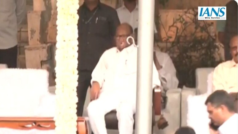 बगल की कुर्सी खाली, शून्य में निहारते शरद पवार.. अजित पवार के जाने से तन्हा हो गए मराठा दिग्गज