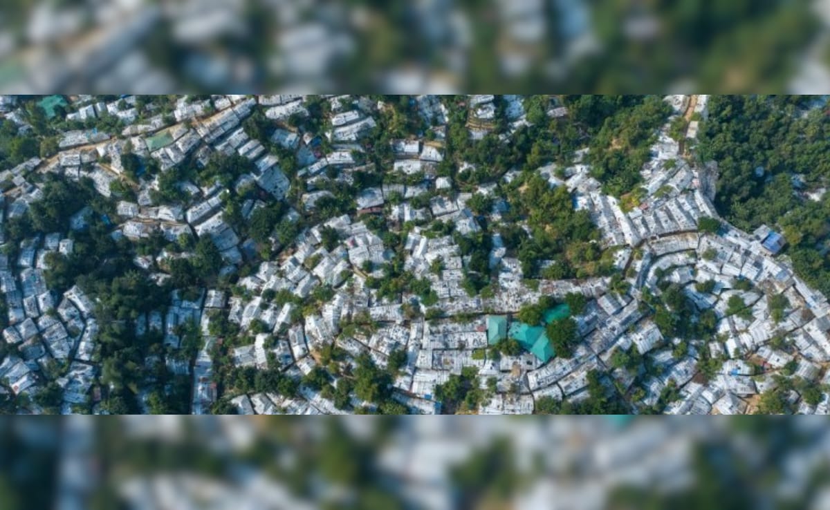 बांग्लादेश में 10 लाख से अधिक रोहिंग्या मुसलमान वहां के कॉक्स बाजार इलाके में बनाए गए शरणार्थी शिविरों में रखे गए हैं बांग्लादेश में 10 लाख से अधिक रोहिंग्या मुसलमान वहां के कॉक्स बाजार इलाके में बनाए गए शरणार्थी शिविरों में रखे गए हैं