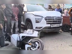 चौकी प्रभारी की कार हाइवे पर हुई बेकाबू, दो वाहन कुचले, दो लोग घायल 