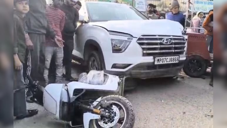 चौकी प्रभारी की कार हाइवे पर हुई बेकाबू, दो वाहन कुचले, दो लोग घायल&nbsp;