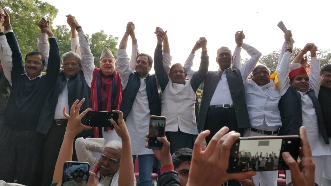Govt Only Favours Industrialists: Rahul, Kejriwal at Kisan Rally