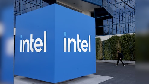 Intel Tumbles After Manufacturing Snags Bedevil Comeback