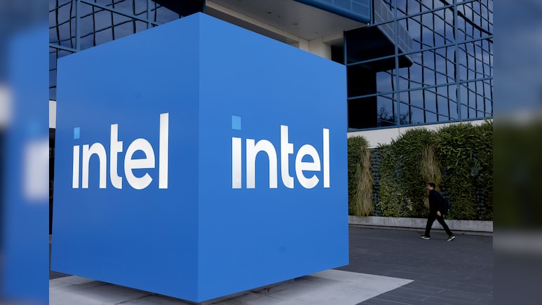Intel Tumbles After Manufacturing Snags Bedevil Comeback