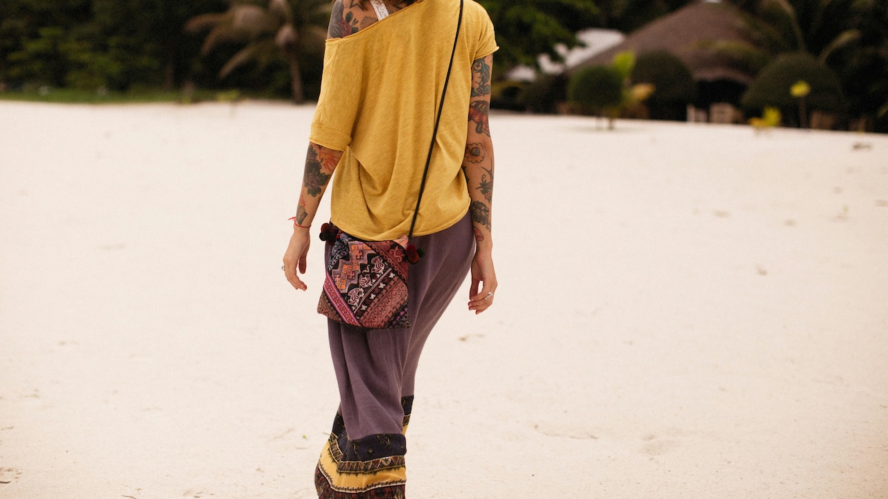 The Design Mistake That Causes Sling Bags To Swing and Sit Unevenly The Design Mistake That Causes Sling Bags To Swing and Sit Unevenly