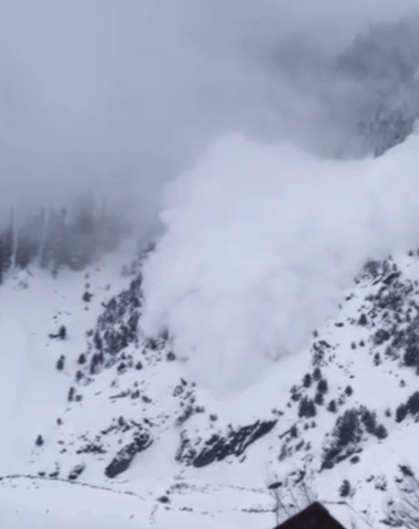 जम्मू-कश्मीर के किश्तवाड़ में पहाड़ों से तेज स्पीड में गिरी सफेद 'आफत', एक पल में सबकुछ गायब