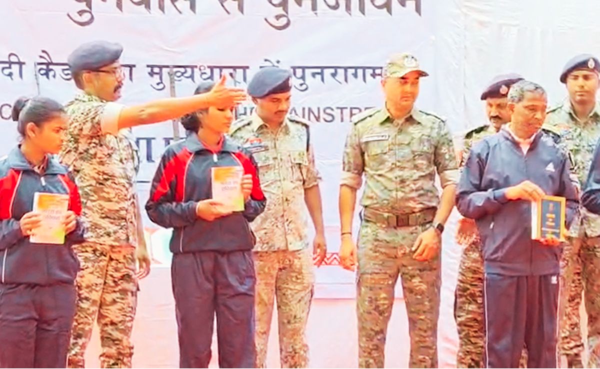 सुकमा में 8 लाख के इनामी 4 माओवादियों ने किया सरेंडर, सुरक्षा बलों को सौंपे SLR, INSAS, .303 और .315 रायफल