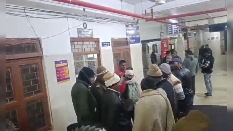 ट्रैक्टर-ट्रॉली पलटने से कई लोगों के हाथों में फ्रैक्चर, टीकमगढ़ में 12 से ज्यादा लोग घायल; मची चीख-पुकार