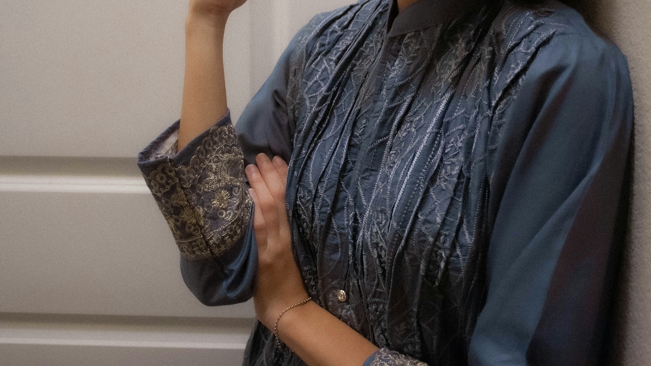 How to Style Long Tunics With Short Bottoms Without Ruining Proportions How to Style Long Tunics With Short Bottoms Without Ruining Proportions