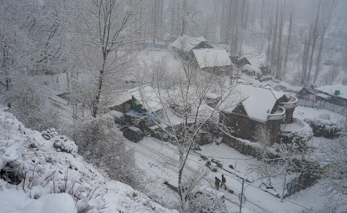 Parts Of Kashmir, Himachal Pradesh Receive Fresh Snowfall, Rains