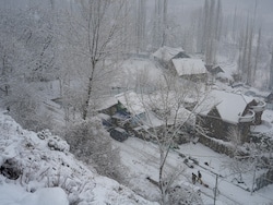 Parts Of Kashmir, Himachal Pradesh Receive Fresh Snowfall, Rains