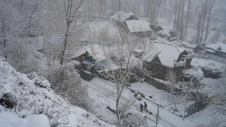 Parts Of Kashmir, Himachal Pradesh Receive Fresh Snowfall, Rains