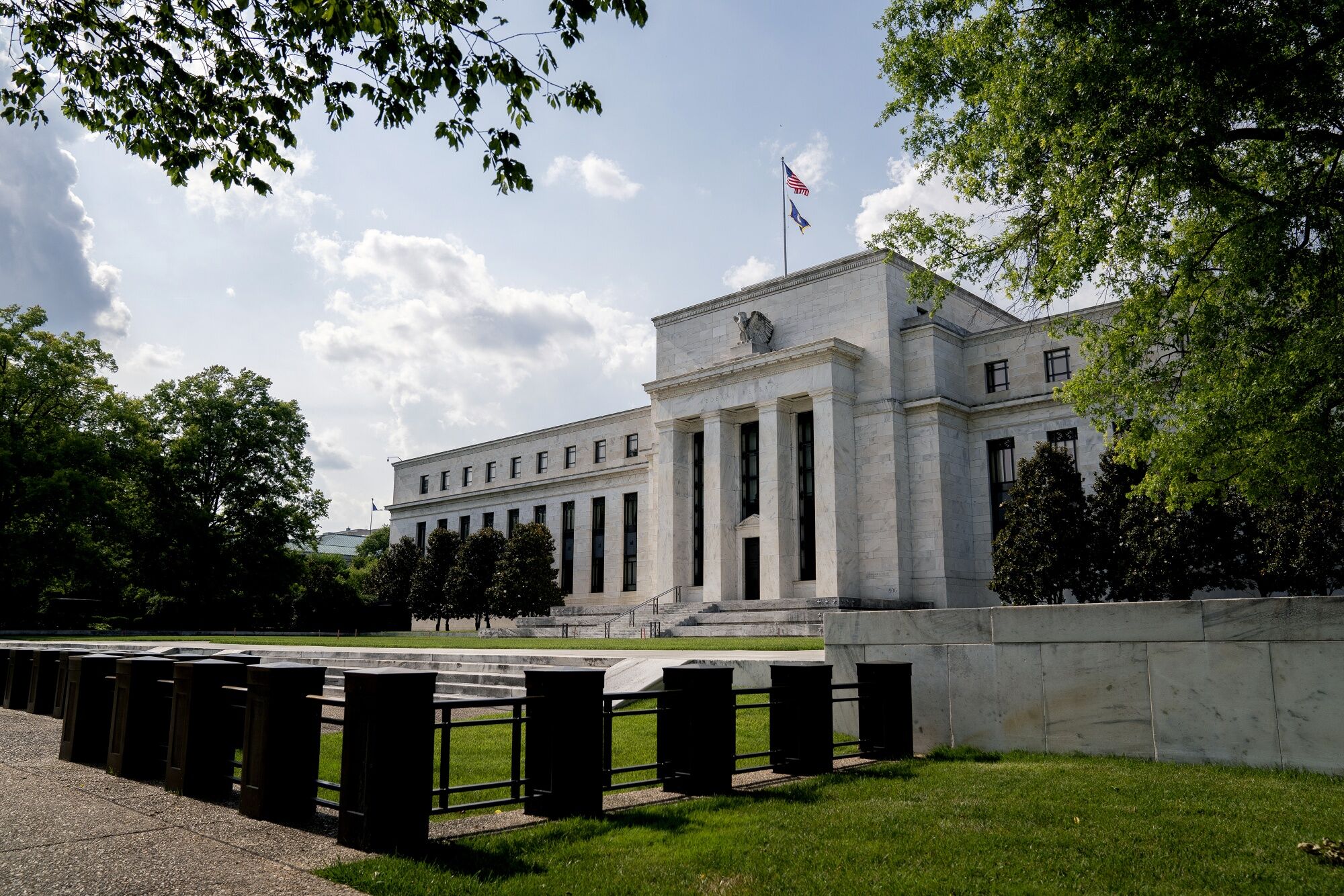 Fed March Rate-Cut Hopes Are Optimistic, DoubleLine&rsquo;s Sherman Says