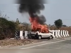 महाराष्ट्र में सड़क हादसा: डिवाइडर से टकराई अल्टो कार, गाड़ी में जिंदा जल गया ड्राइवर