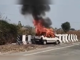 महाराष्ट्र में सड़क हादसा: डिवाइडर से टकराई अल्टो कार, गाड़ी में जिंदा जल गया ड्राइवर