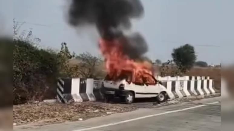 महाराष्ट्र में सड़क हादसा: डिवाइडर से टकराई अल्टो कार, गाड़ी में जिंदा जल गया ड्राइवर