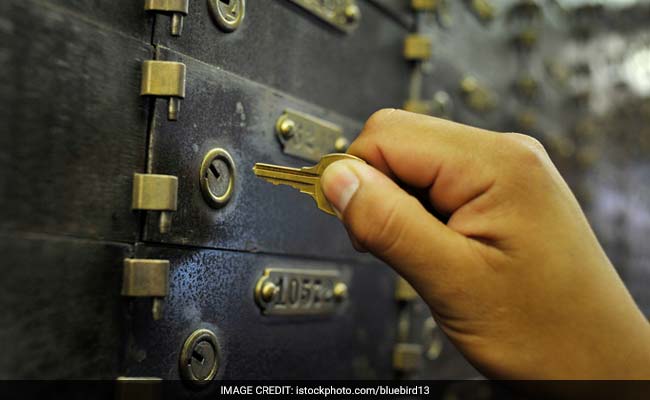 Experts, Bankers Differ On Liability For Loss Of Locker Items