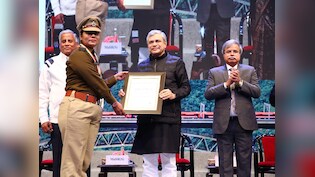 RPF की इस महिला इंस्पेक्टर को लोग कर रहे 'सैल्यूट', रेल मंत्री अश्विनी वैष्णव ने दिया पुरस्कार