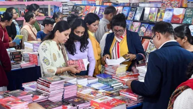 World Book Fair In Delhi: प्रगति मैदान में सजा सस्ती किताबों का खजाना, 300 रुपये से कम में मिल रहीं फेवरेट बुक्स, हर उम्र के रीडर्स के लिए कुछ खास