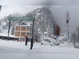 VIDEO: देहरादून से सटे पहाड़ी इलाकों में 'बर्फ का कर्फ्यू', स्नोफॉल ने बढ़ाई खूबसूरती लेकिन लोगों पर टूटा सफेद कहर
