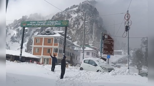 VIDEO: देहरादून से सटे पहाड़ी इलाकों में 'बर्फ का कर्फ्यू', स्नोफॉल ने बढ़ाई खूबसूरती लेकिन लोगों पर टूटा सफेद कहर