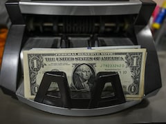 Dollar Hits Two-Week Low as Tariff Threats Stoke Volatility