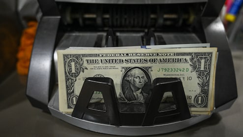 Dollar Hits Two-Week Low as Tariff Threats Stoke Volatility