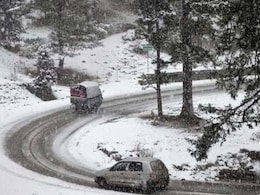 Snowfall Cuts Off Jammu-Srinagar Highway, Vehicles Stranded