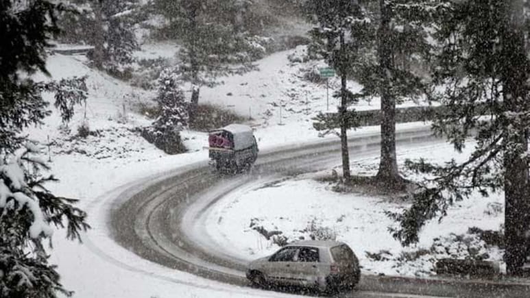 Snowfall Cuts Off Jammu-Srinagar Highway, Vehicles Stranded