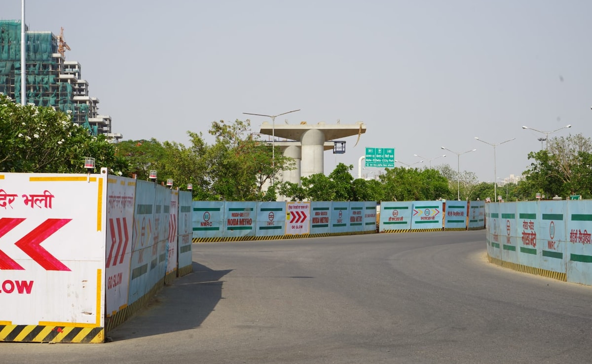 Delhi Metro Steps Up Safety With 20 km Barricading, LED Lights At Construction Sites