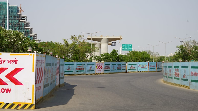 Delhi Metro Steps Up Safety With 20 km Barricading, LED Lights At Construction Sites