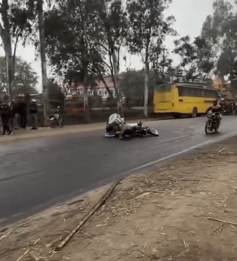 बारिश और शुगर मिल की गंदगी...इस सड़क पर जो आया वही फिसलता चला गया-VIDEO