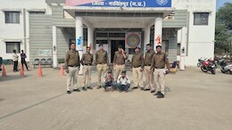 रील बनाने के लिए युवतियों पर अश्लील कमेंट कर बनाता था वीडियो, पकड़ा गया तो मुंह छिपाता दिखा