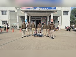 रील बनाने के लिए युवतियों पर अश्लील कमेंट कर बनाता था वीडियो, पकड़ा गया तो मुंह छिपाता दिखा