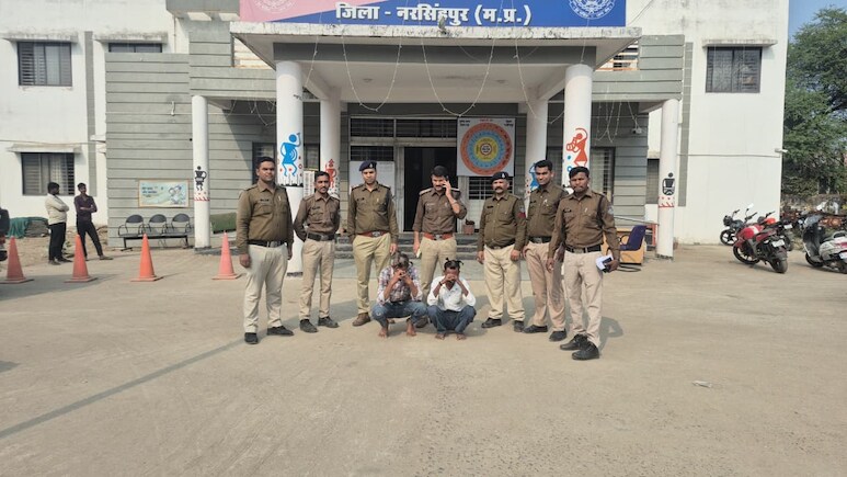 रील बनाने के लिए युवतियों पर अश्लील कमेंट कर बनाता था वीडियो, पकड़ा गया तो मुंह छिपाता दिखा