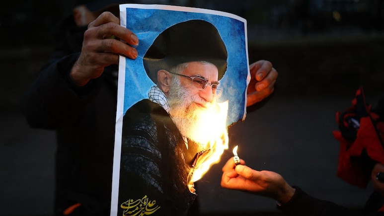 ट्रंप ने ईरान पर हमले का दे दिया सिग्नल! बगावत के बीच 648 की मौत, जानें 10 बड़े अपडेट