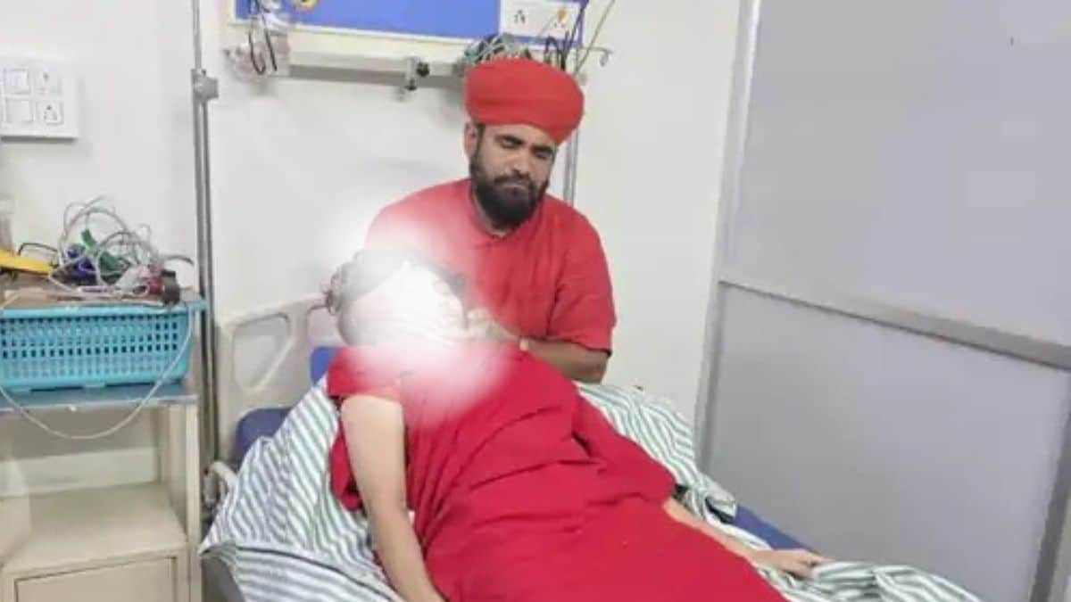 हॉस्पिटल में निधन के बाद पिता की गोद में सर रखे हुए साध्वी हॉस्पिटल में निधन के बाद पिता की गोद में सर रखे हुए साध्वी