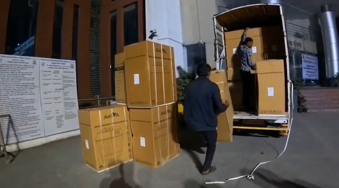 पुणे में वोटर्स को लुभाने की अनोखी कोशिश... वॉशिंग मशीन और चांदी के बर्तन बांटकर वोट मांगने का खेल!