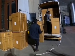 पुणे में वोटर्स को लुभाने की अनोखी कोशिश... वॉशिंग मशीन और चांदी के बर्तन बांटकर वोट मांगने का खेल!