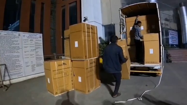 पुणे में वोटर्स को लुभाने की अनोखी कोशिश... वॉशिंग मशीन और चांदी के बर्तन बांटकर वोट मांगने का खेल!