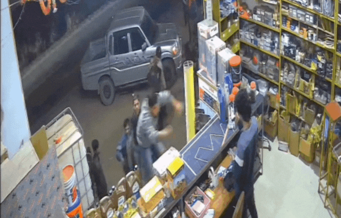 एमपी में बदमाशों को नहीं कानून का डर! दुकान और घर में घुसकर किया हमला, सीसीटीवी फुटेज वायरल