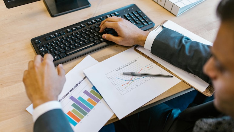 21 हजार रुपये की नौकरी से शुरुआत, आज 60 करोड़ रु की डील क्लोज करता है, शख्स की कहानी रुला देगी