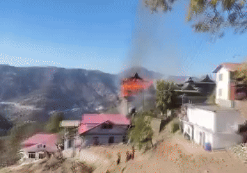 शिमला में धू-धूकर कर जला जुन्गा महल, सदियों पुरानी नक्काशी और विरासत हुई राख