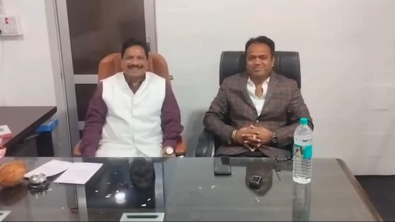 एक नगरपालिका में 2 'अध्यक्ष', कांग्रेस और बीजेपी के नेताओं के बीच कुर्सी की जंग देखकर आयुक्त भी कंफ्यूज