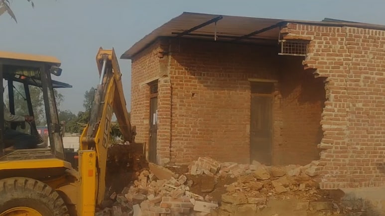 श्योपुर शिक्षक हत्याकांड. प्रेमी मनीष जाटव का अवैध मकान जमींदोज, जिला प्रशासन ने चलाया बुलडोजर